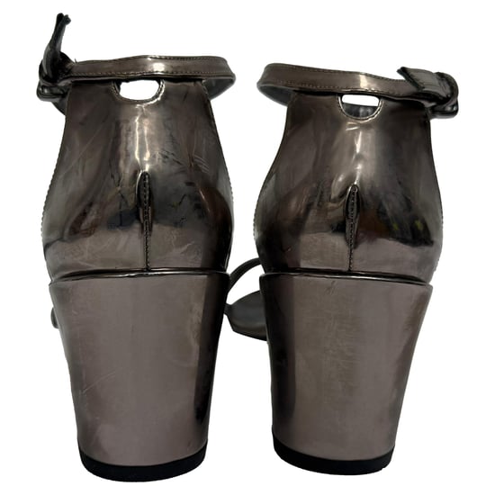 Stuart Weitzman MetallicSimple Chorus Enkelband Sandalen in Zilverkleurig Leer - Image 3