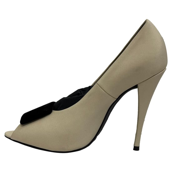 Saint Laurent Franky Peep-Toe Pumps in Crème Satijn - Image 4