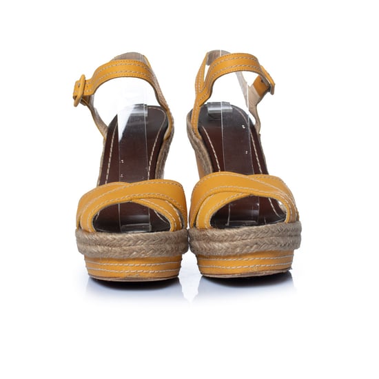 Christian Louboutin, okerkleurige leren sleehak sandalen - Image 5