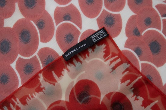 Hermès, zijden sjaal met rode bloemprint - Image 3
