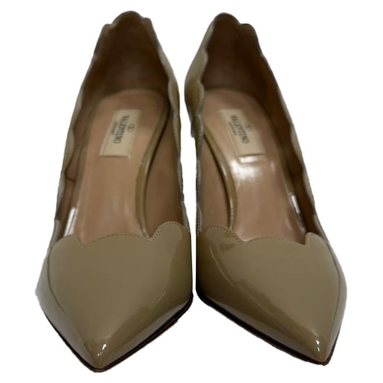Valentino Garavani pumps met geschulpte puntige neus in beige lakleer - Image 2