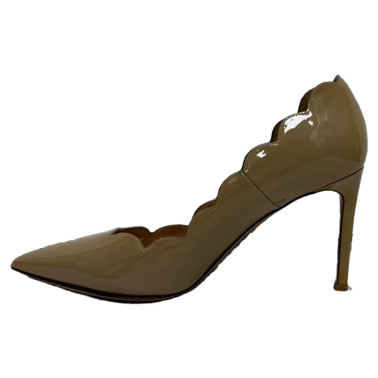 Valentino Garavani pumps met geschulpte puntige neus in beige lakleer - Image 4
