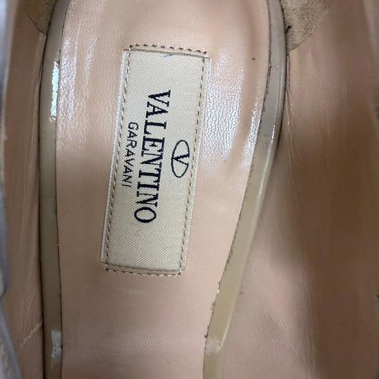 Valentino Garavani pumps met geschulpte puntige neus in beige lakleer - Image 6