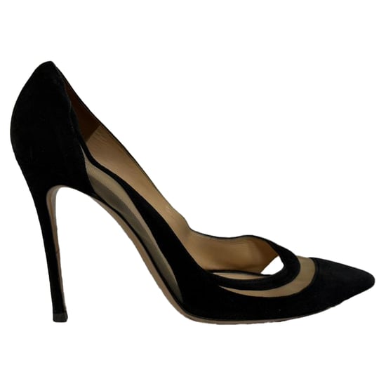 Gianvito Rossi pumps met spitse neus en meshaccenten in zwart suède. - Image 1