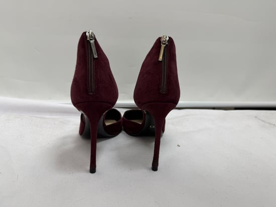 Gianvito Rossi pumps met spitse neus en meshaccenten in zwart suède. - Image 4
