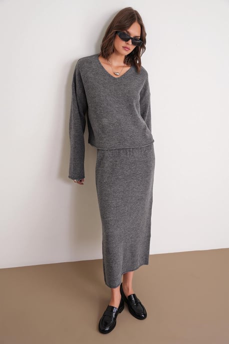 V-hals Tricot Sweater & Rok Co-ord Set - Image 1