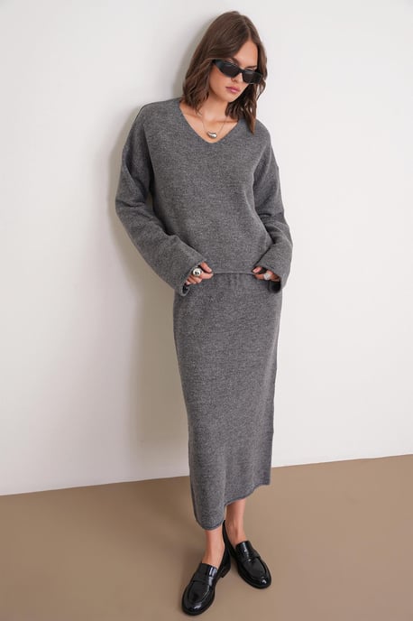 V-hals Tricot Sweater & Rok Co-ord Set - Image 4