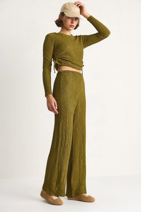 Aansluitende Twee-delige Coördinaten Set met Uitlopende Broek - Image 1