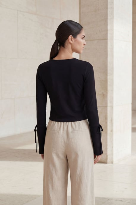 Crop T-shirt met V-hals en strikdetail van linnen - Image 3