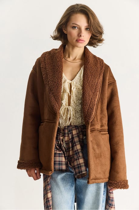 Vaas met Faux Fur en Knopen - Image 2