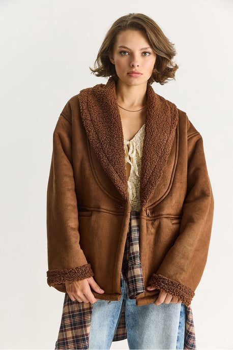 Vaas met Faux Fur en Knopen - Image 4