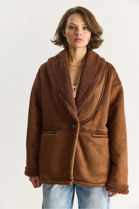 Vaas met Faux Fur en Knopen - Image 5