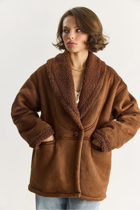 Vaas met Faux Fur en Knopen - Image 6
