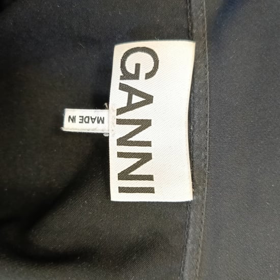 Ganni maxi-jurk met geplooide kraag en ruches van polyester in zwart. - Image 4