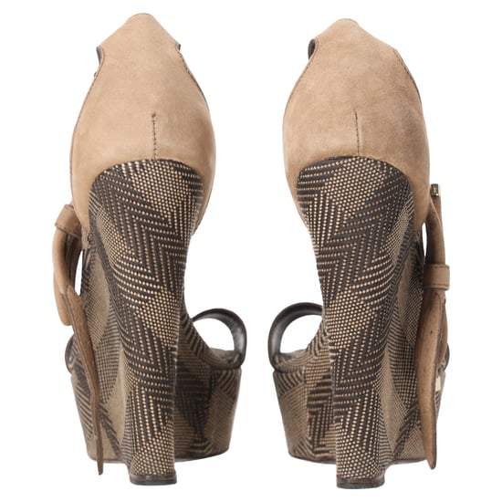Burberry Bow T-Strap Wedge Sandalen in Bruin Leer - Image 3