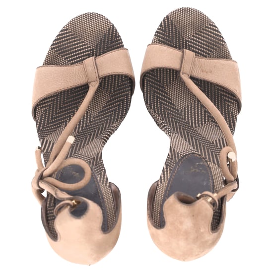 Burberry Bow T-Strap Wedge Sandalen in Bruin Leer - Image 6