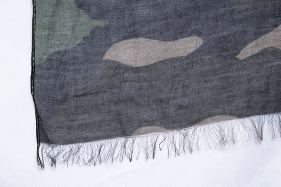 Valentino Garavani, camouflage bedrukte sjaal - Image 4