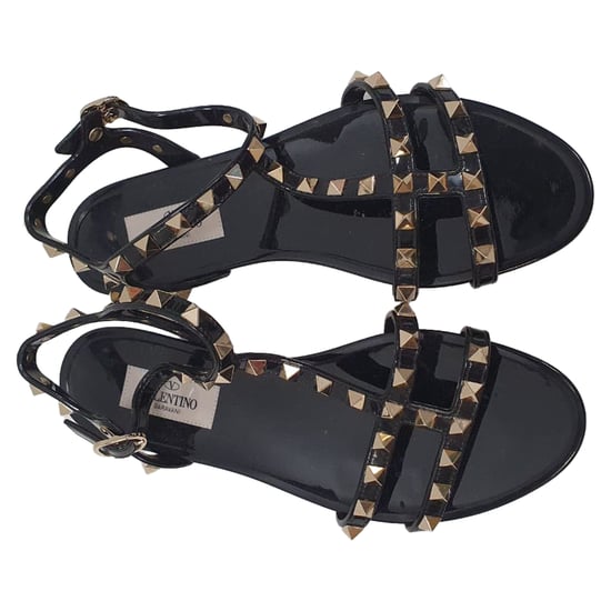 Valentino Garavani Rockstud T-Strap Platte Sandalen in Zwart Rubber - Image 4