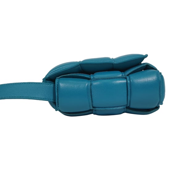 Bottega Veneta Opgevulde Cassette Schoudertas in Blauwe Lamleer - Image 4