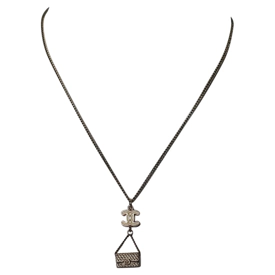 Chanel 2003 CC Geplakte Emaille Flap Tas Hanger Ketting in Goud Metaal - Image 1