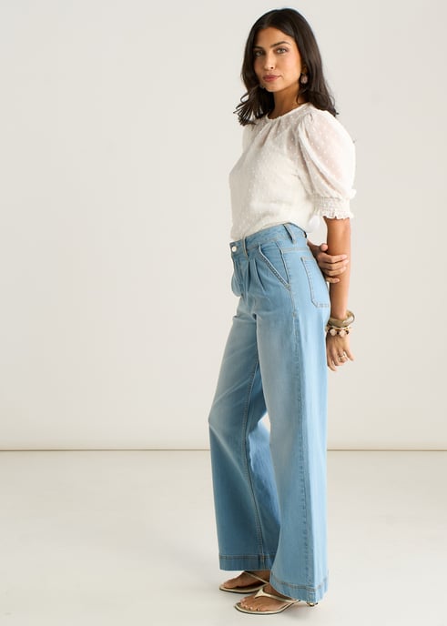 Lichtblauwe jeans met plooien en wijde pijpen - Image 3