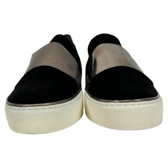 Stuart Weitzman Slip On Sneakers in Zwart Fluweel - Image 2