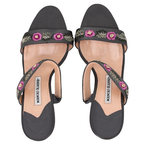 Manolo Blahnik Geborduurde Hakken Mules in Zwarte Satijn - Image 5