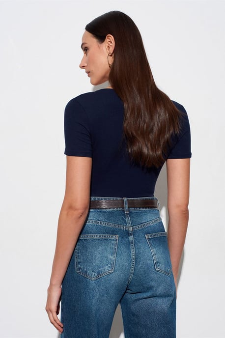 Aansluitende V-hals T-shirt met Korte Mouwen - Image 2