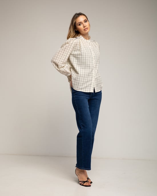 Geruite blouse met opstaande kraag en borduursel op de schouder en rug - Image 4