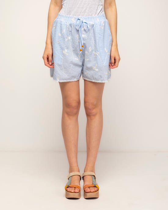 Gestreepte short met borduursel, ajourwerk-detail en een gerimpelde taille - Image 2