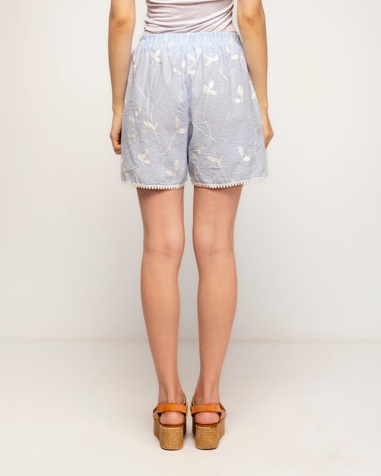 Gestreepte short met borduursel, ajourwerk-detail en een gerimpelde taille - Image 3