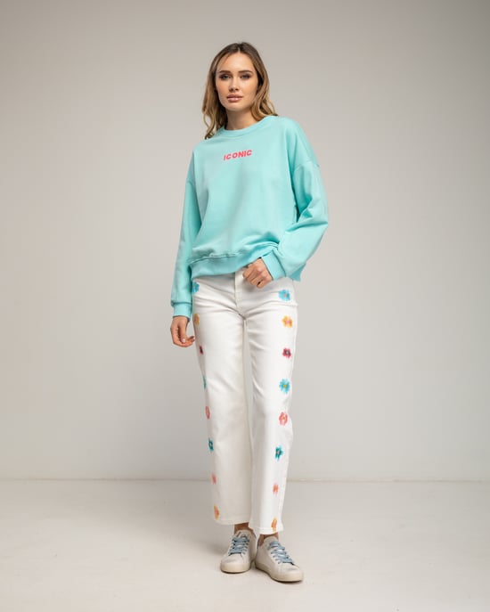 Sweatshirt met de tekst 'iconic' in neonkleur op de voorkant en de rug. - Image 4