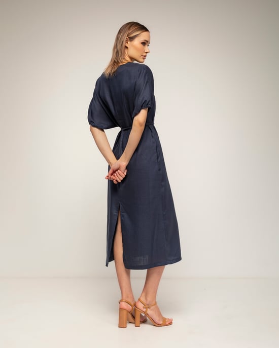 Oversized jurk met gerimpelde mouwen, V-hals en een losse ceintuur - Image 2