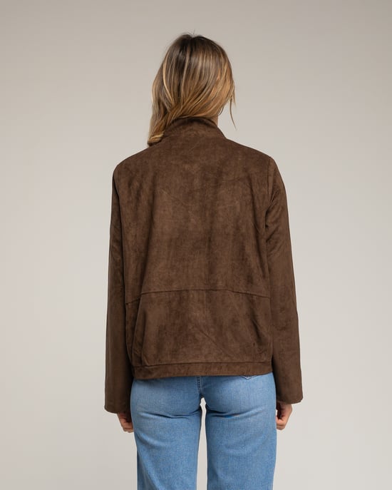 Suède-look jasje met drukknoopsluiting, klepzakken aan de voorkant en een rimpeling in de taille. - Image 2