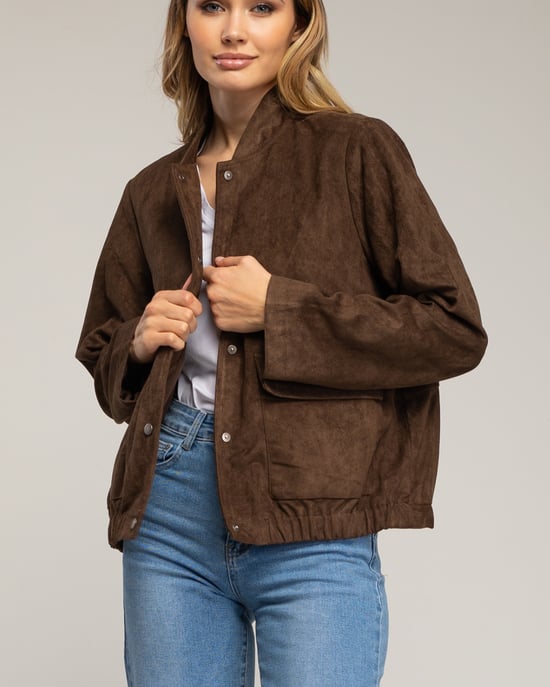 Suède-look jasje met drukknoopsluiting, klepzakken aan de voorkant en een rimpeling in de taille. - Image 3