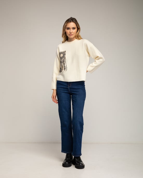 Gebreide trui met zak en een gehaakt detail. - Image 4