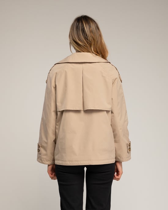 Korte gewatteerde trenchcoat met dubbele knopenrij, zijzakken en een uitlopende achterkant - Image 2