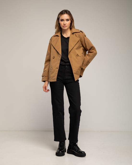 Korte gewatteerde trenchcoat met dubbele knopenrij, zijzakken en een uitlopende achterkant - Image 4