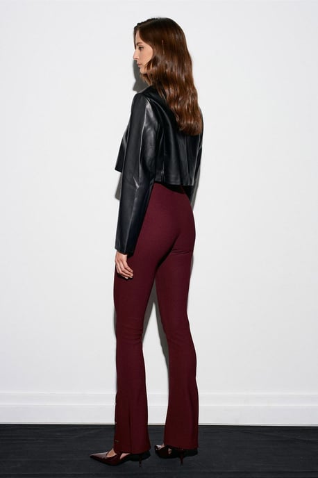 Hoog-getailleerde flare leggings met knoopdetail - Image 3