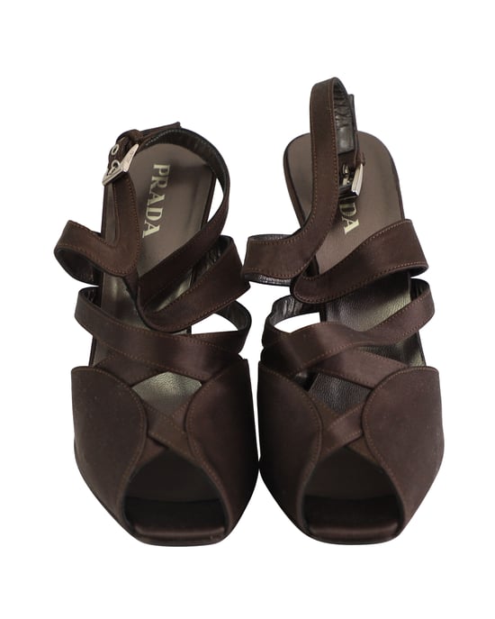 Prada sandalen met bandjes en hoge hakken in bruin satijn. - Image 2
