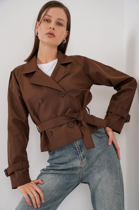 Korte Bouwde Trenchcoat - Image 4
