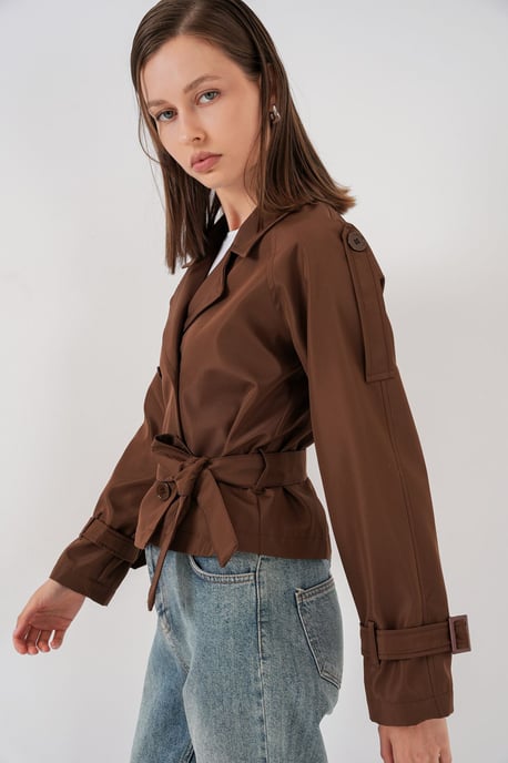 Korte Bouwde Trenchcoat - Image 5