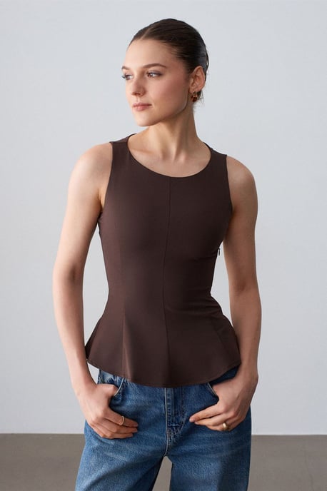 Aangesneden Mouwloze Crêpe Peplum Blouse - Image 1