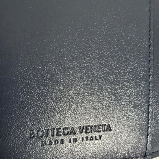 Bottega Veneta Intrecciato Kleine Bi-Fold Portemonnee in Marineblauwe Denim en Leder - Image 5