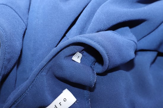 Sandro Yoko jurk van crêpe met plooien in blauw acetaat - Image 3