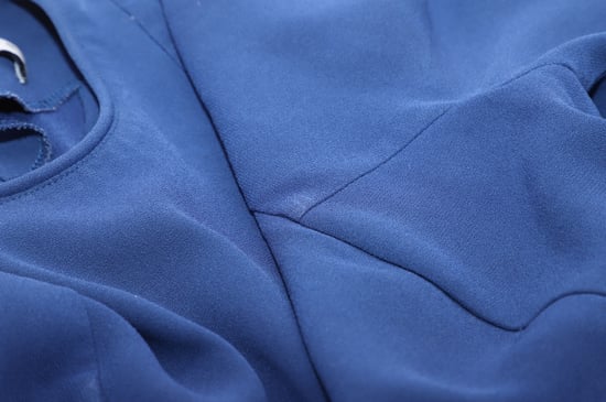 Sandro Yoko jurk van crêpe met plooien in blauw acetaat - Image 4