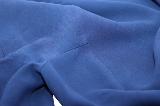 Sandro Yoko jurk van crêpe met plooien in blauw acetaat - Image 5
