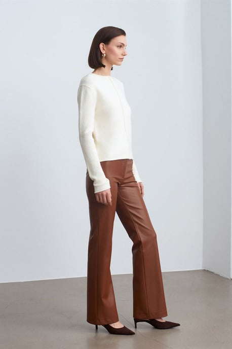 Dames Faux Leer Flared Broek - Image 4