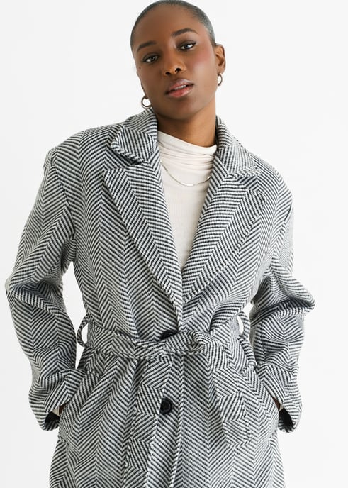 Lang model jasje met riem en zwart chevronpatroon - Image 2