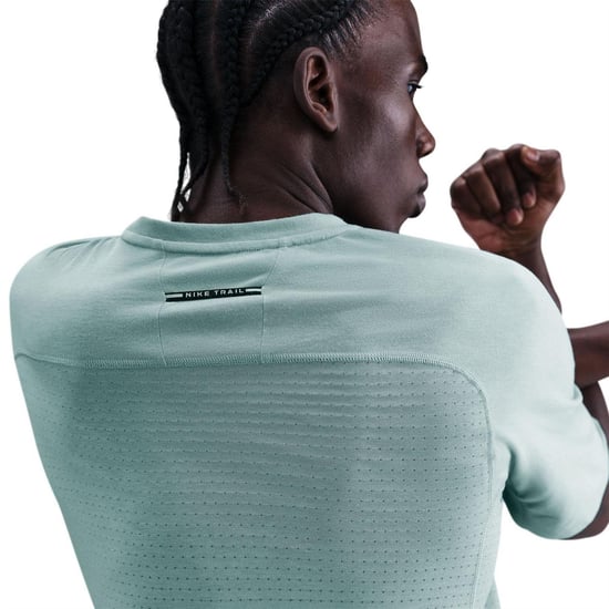 Nike Trail Solar Chase Dri-FIT T-shirt voor heren (Kanon/Zwart) - Image 2